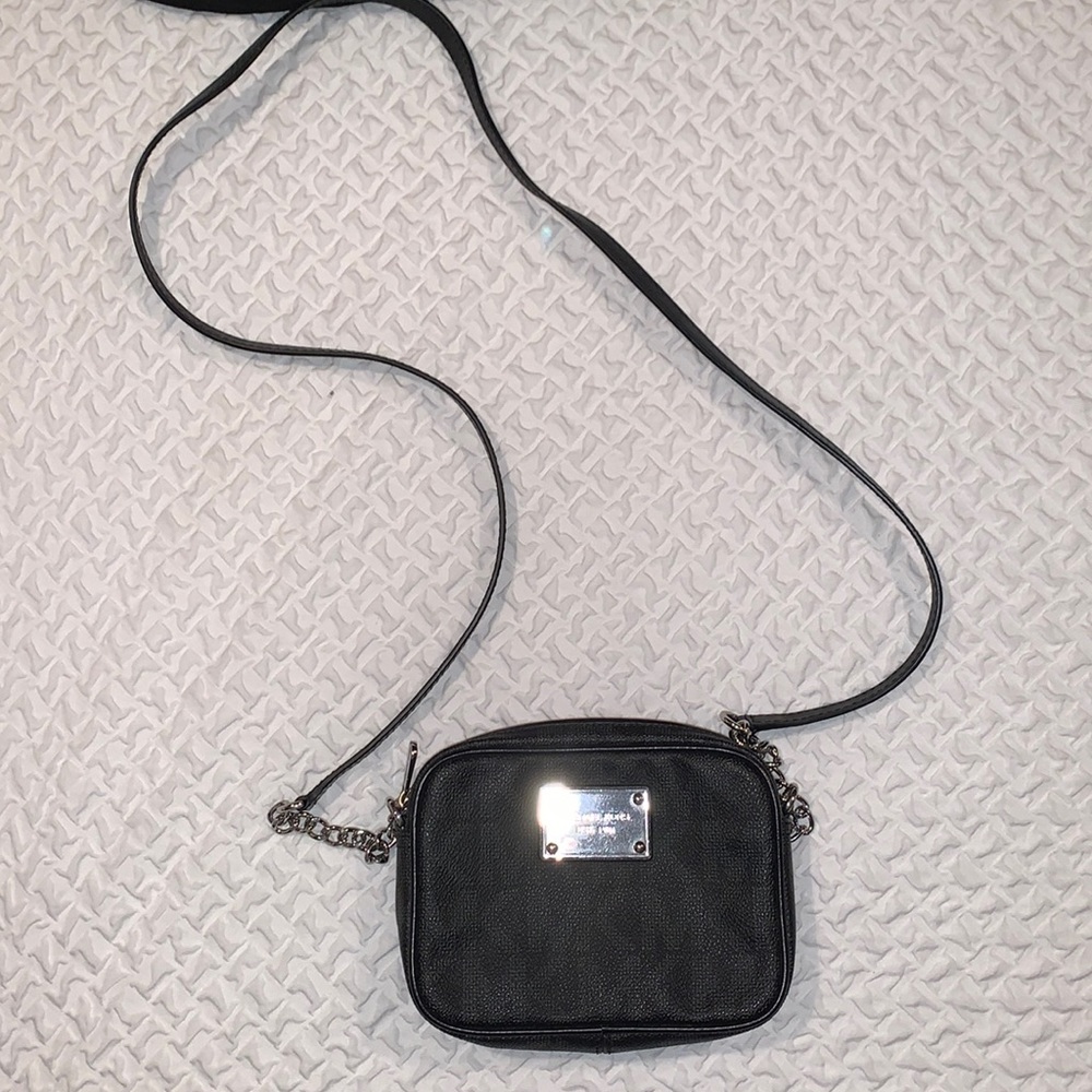 The perfect Michael Kors side bag!